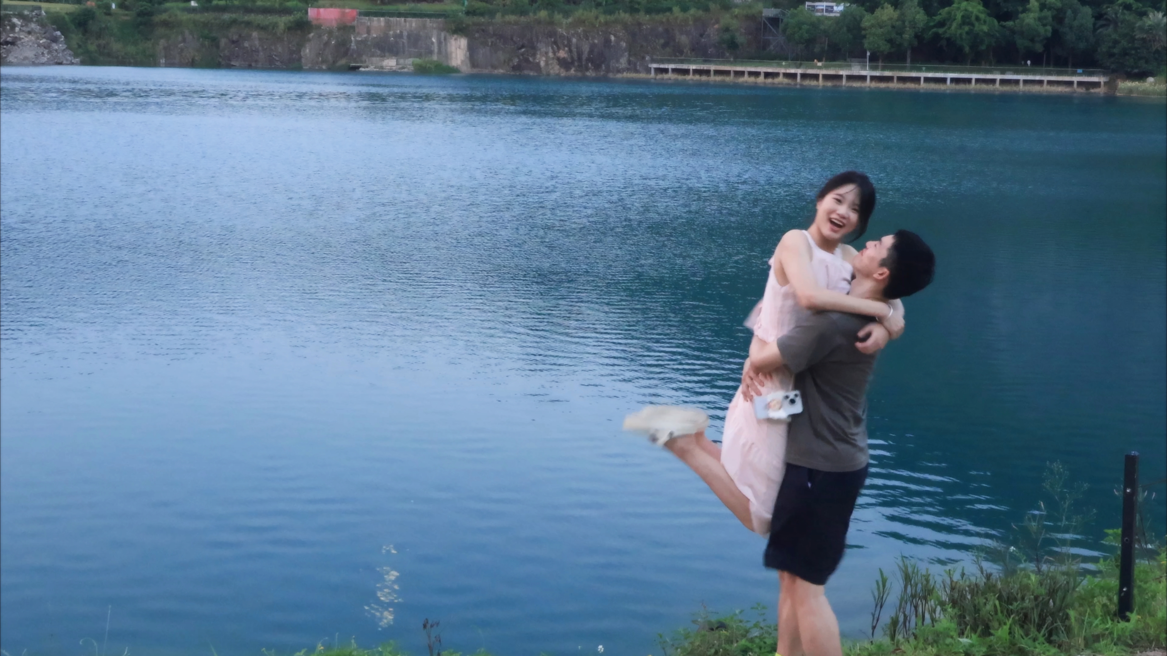 祝东豪抱着胡瑾昕站在湖边
